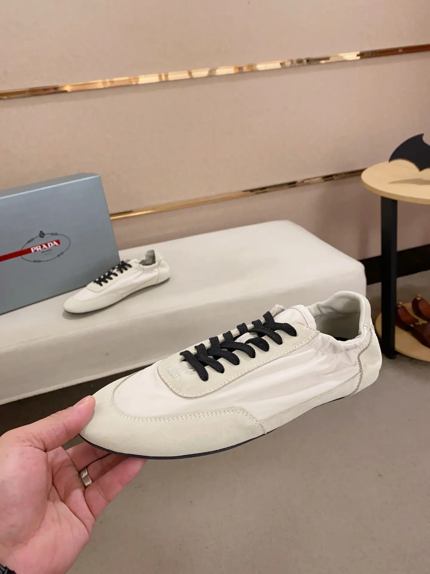 Men's shoes 💰 500💰 ✔️✔️✔️High version High-quality new PRADA counters are launched simultaneously. The new men's shoes and 😘fabrics are selected from first-layer cow suede and waterproof fabrics, and are made by pure handicrafts. Lining: Full sheepskin lining. 👍🏿 High-end ☄️ air-cushion molded anti-slip rubber outsole, exquisite lines, simple and elegant, comfortable and high-end for leisure travel. Number of yards: 38 to 44. Can be customized45